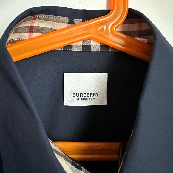 Burberry buttons down shirt